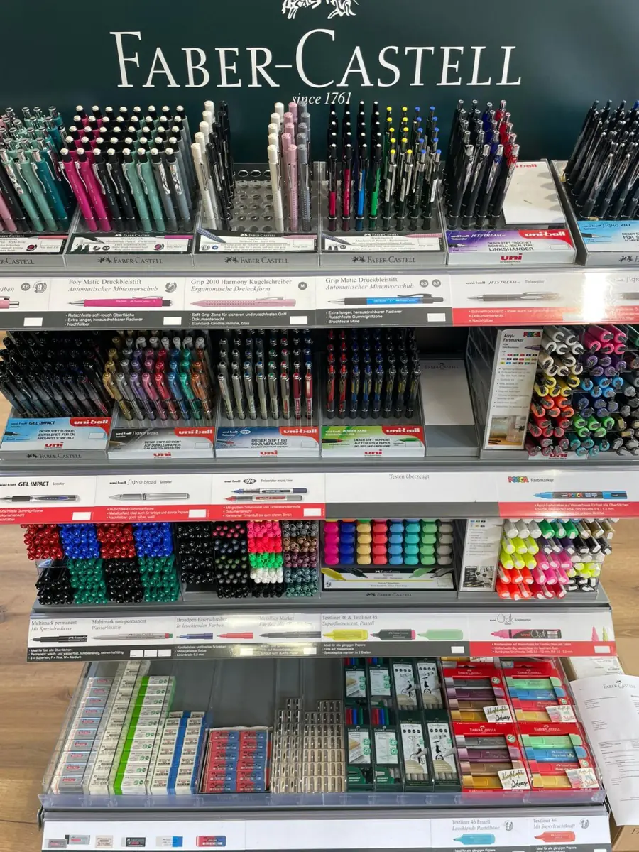 Faber-Castell-Regal mit Bleistiften, Fineliner und Füllern