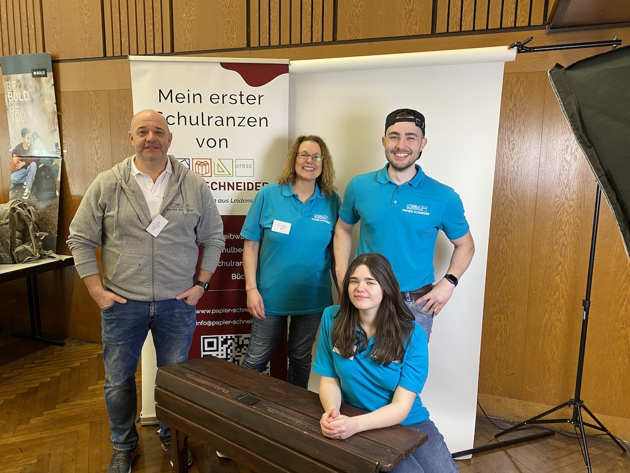 Die Familie der Inhaber bei der Arbeit, aufgenommen während der Schulranzenmesse 2024 in Sandhausen.