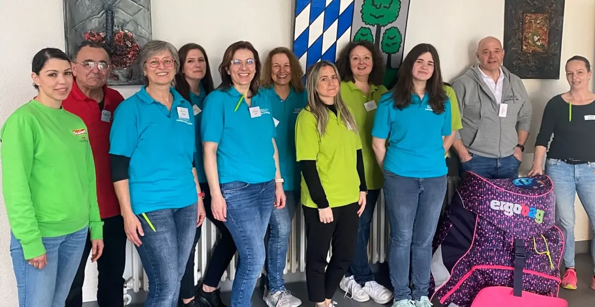 Professionelles Beratungsteam bei der Schulranzen-Anpassung auf der Schulranzenmesse